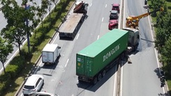Kẹt xe 3km trên xa lộ Hà Nội qua TP Thủ Đức sau tai nạn liên hoàn