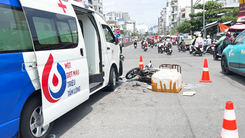 Xe máy chở cua đồng va chạm xe cứu thương đang chuyển máu đến bệnh viện