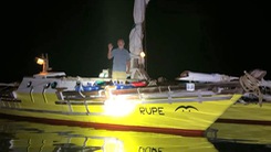 Ngư dân cứu một người Mỹ đi thuyền buồm từ Philippines sang Việt Nam du lịch
