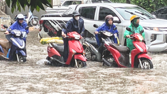 Mưa lớn ở Hà Nội, tiếp tục cảnh báo nguy cơ ngập lụt nhiều tuyến đường