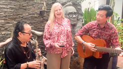 Video đại sứ Thụy Điển hát Nhớ mùa thu Hà Nội tại nhà nhạc sĩ Trịnh Công Sơn