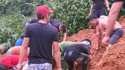 Xe khách bị đất đá vùi lấp ở Hà Giang, 8 người chết, đang tìm kiếm người mất tích