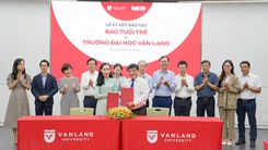 Sinh viên Trường đại học Văn Lang học thực hành chính quy tại báo Tuổi Trẻ