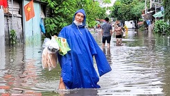 Nhiều tuyến đường ở TP Thủ Đức vẫn bị ngập sâu, người dân bì bõm lội nước