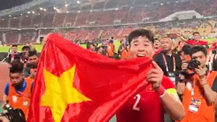 Tuyển Việt Nam và cổ động viên reo hò khi lên ngôi vô địch ASEAN Cup 2024 tại sân nhà Thái Lan