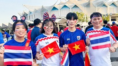 Vợ Việt, chồng Thái chia nhau cổ vũ cả 2 đội ở chung kết lượt về ASEAN Cup 2024