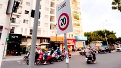 Xôn xao hai biển báo tốc độ tối đa 20km/h bỗng dưng xuất hiện ở Nha Trang