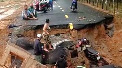 Sạt lở đường do mưa lớn làm 2 người bị thương ở Bình Dương