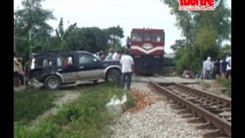 Ô tô bị tàu đâm vì vượt đường sắt