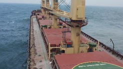 Tàu hàng nước ngoài mắc cạn gây tràn dầu trên biển Quảng Ngãi