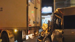 Tai nạn liên hoàn, người dân cạy cửa cứu tài xế mắc kẹt trong xe