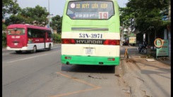 Tai nạn xe buýt, một hành khách bị lòi xương cẳng chân