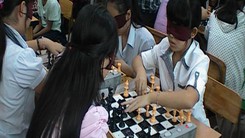 Học sinh mù sôi nổi đấu cờ vua