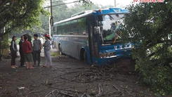 Xe chở khách đi chùa tông vào nhà dân