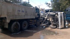 Lật xe tải, giao thông đường Trần Hưng Đạo bị ách tắc