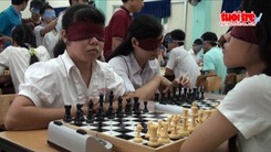 Người mù sôi nổi đấu cờ vua