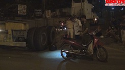 Người đàn ông kẹt dưới bánh xe container sau tai nạn