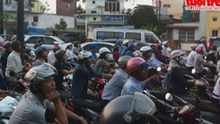 Tàu chạy rùa bò, đại lộ kẹt cứng