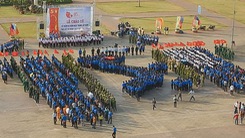 Gần 2000 đoàn viên chào cờ và xếp hình bản đồ Việt Nam