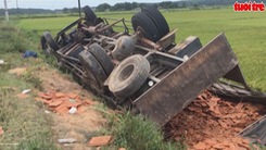 Ô tô tải lật xuống ruộng, 2 người bị thương