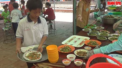 Những tình nguyện viên nhí tại lễ giỗ anh hùng Nguyễn Trung Trực ở Phú Quốc