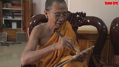 Vị sư độc nhất còn khắc kinh Phật trên lá buông