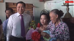 Chủ tịch UBND TP.Đà Nẵng đến tận nhà trao giấy khai sinh cho trẻ em