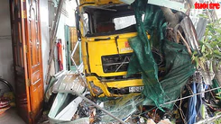 Xe container tông vào nhà dân, 2 người chết, 1 người bị thương