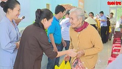 Báo Tuổi Trẻ trao quà cho bà con vùng lũ Quảng Ngãi