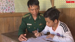 Bộ đội biên phòng nuôi học sinh Việt – Lào khó khăn
