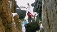 Bất chấp nguy hiểm, chụp ảnh cưới tại Hang Heo