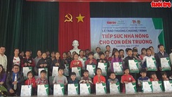 Báo Tuổi Trẻ tiếp sức nhà nông cho con đến trường ở Lâm Đồng