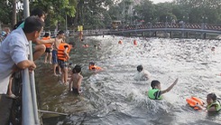 Biến ao làng ô nhiễm thành bể bơi miễn phí cho trẻ em