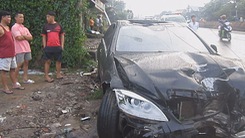 “Siêu xe” mất lái tông 2 người bị thương trên Quốc lộ 1