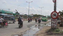 Biển cấm dày đặc, người đi xe máy vẫn vô tư vi phạm