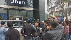 Tài xế Uber, Grab tại Hà Nội tập trung phản đối mức chiết khấu