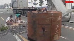 Cuộn sắt hàng chục tấn đè bẹp cabin xe container
