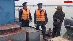 Cảnh sát biển bắt hai tàu chở 35.000 lít dầu lậu