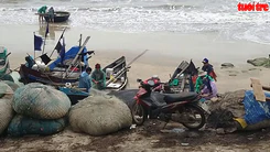 Khẩn trương tìm kiếm hai ngư dân mất tích vì tàu chìm