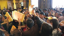 Chen chúc, xô đẩy để xin ấn, xin chữ tại chùa Đại Tuệ