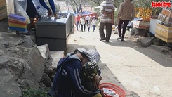 Ăn xin, bói toán, hàng rong bủa vây chùa ngày Tết