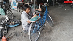 Tiếp sức học sinh đến trường bằng những chiếc xe đạp cũ