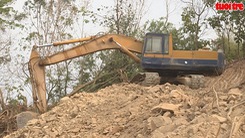 Phá đồi rừng, khai thác đất đá trái phép gần bên trụ sở UBND xã