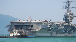 VIDEO: Tàu sân bay USS Carl Vinson cập cảng Đà Nẵng