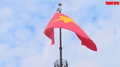 Thượng cờ mừng ngày thống nhất non sông bên bờ Hiền Lương