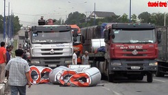 VIDEO | Hàng chục tấn tôn rơi xuống đường, nhiều người may mắn thoát nạn