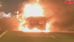 Ô tô 16 chỗ tông đuôi xe container, 2 người tử vong trong biển lửa