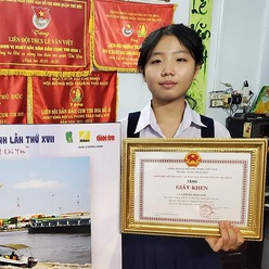 Nữ sinh Trường THCS Lê Văn Việt đạt giải nhất hội thi sáng tác ảnh Tuổi Xanh