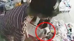 Video hot nhất tuần qua: Đưa tờ 500.000 lừa thối tiền bị làm bẽ mặt