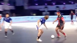 Ronaldinho rê bóng ghi bàn siêu đẳng trên sân futsal